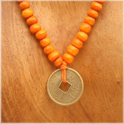 NÁHRDELNÍK ČÍNSKÁ MINCE ORANŽOVÝ